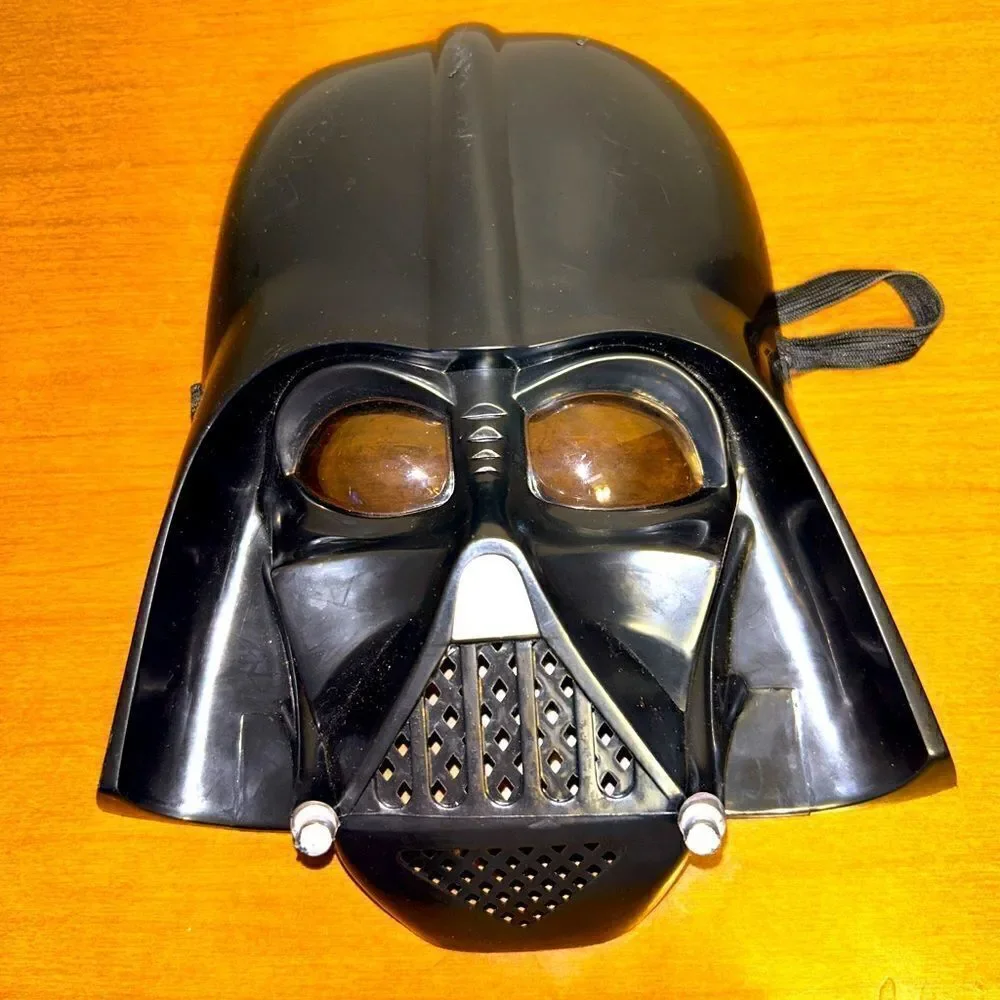 Darth Vadar plastic mask - Picture 1 of 3